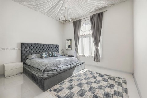 House in Miami, Florida 5 bedrooms № 2016579 - photo 18