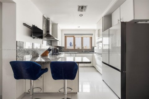 House in Miami, Florida 5 bedrooms № 2016579 - photo 11