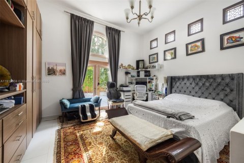 House in Miami, Florida 5 bedrooms № 2016579 - photo 16