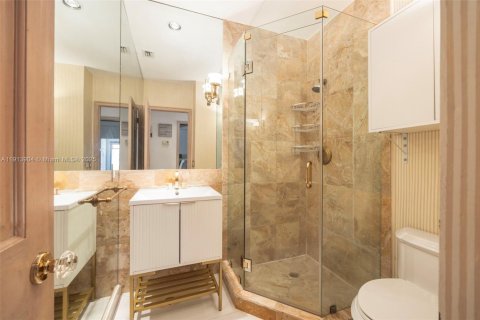 House in Miami, Florida 5 bedrooms № 2016579 - photo 22