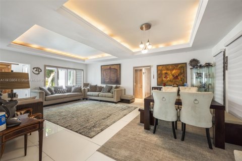 House in Miami, Florida 5 bedrooms № 2016579 - photo 8
