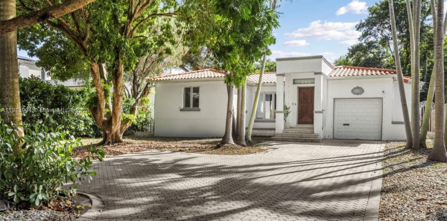 House in Miami, Florida 5 bedrooms № 2016579