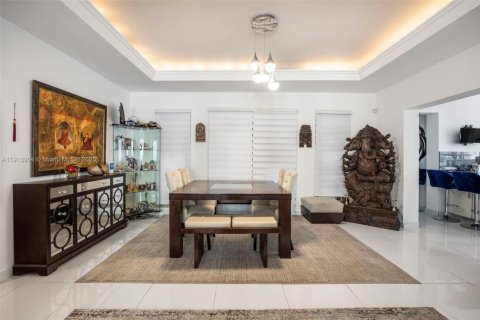 House in Miami, Florida 5 bedrooms № 2016579 - photo 9