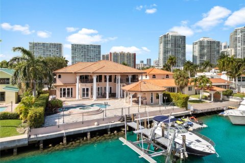 Купить виллу или дом в Санни-Айлс-Бич, Флорида 6 спален, 452.53м2, № 1939007 - фото 1