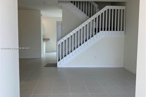 Adosado en alquiler en Hialeah, Florida, 3 dormitorios, 177.81 m2 № 1971678 - foto 2