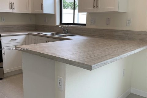 Adosado en alquiler en Hialeah, Florida, 3 dormitorios, 177.81 m2 № 1971678 - foto 4