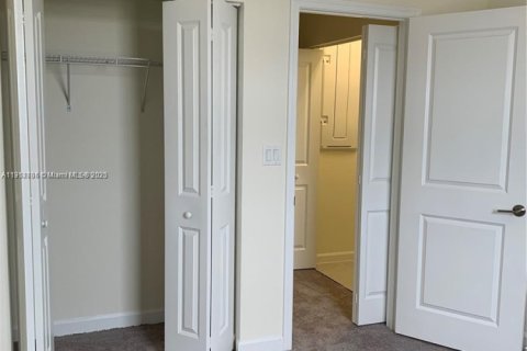 Adosado en alquiler en Hialeah, Florida, 3 dormitorios, 177.81 m2 № 1971678 - foto 11