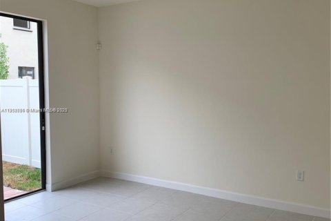 Adosado en alquiler en Hialeah, Florida, 3 dormitorios, 177.81 m2 № 1971678 - foto 8
