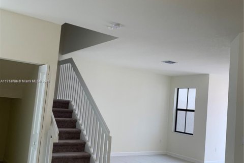 Adosado en alquiler en Hialeah, Florida, 3 dormitorios, 177.81 m2 № 1971678 - foto 3