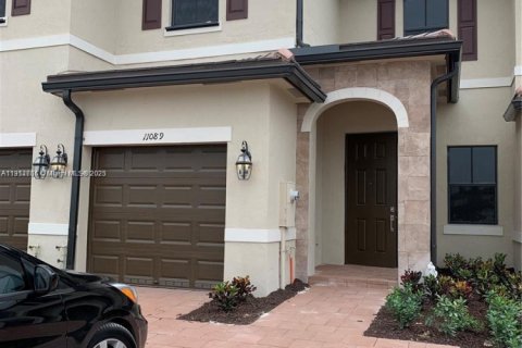Adosado en alquiler en Hialeah, Florida, 3 dormitorios, 177.81 m2 № 1971678 - foto 1