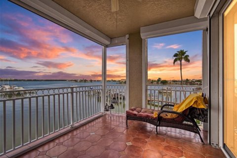 Condominio en Madeira Beach, Florida, 2 dormitorios  № 2351663