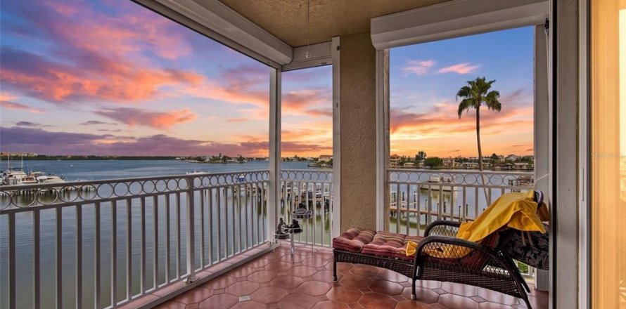 Condominio en Madeira Beach, Florida, 2 dormitorios  № 2351663
