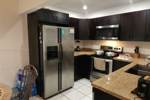 Condo in Miami, Florida, 2 bedrooms  № 1992014 - photo 10