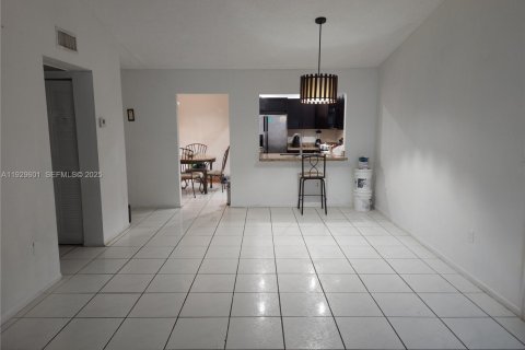 Condo in Miami, Florida, 2 bedrooms  № 1992014 - photo 12