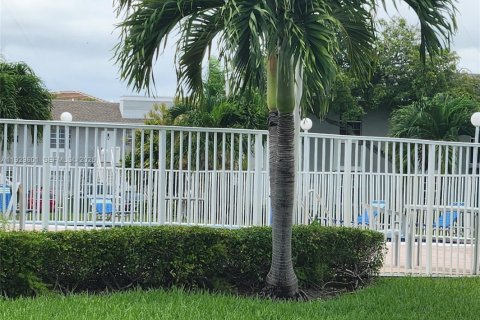 Condo in Miami, Florida, 2 bedrooms  № 1992014 - photo 28