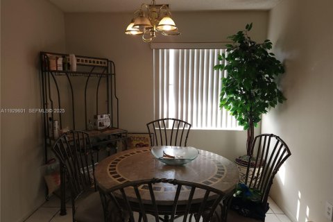 Condo in Miami, Florida, 2 bedrooms  № 1992014 - photo 7