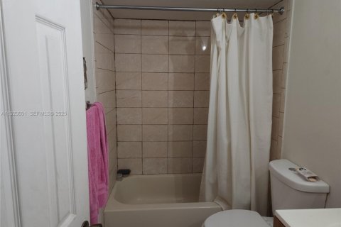Condo in Miami, Florida, 2 bedrooms  № 1992014 - photo 15