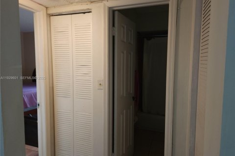 Condo in Miami, Florida, 2 bedrooms  № 1992014 - photo 16