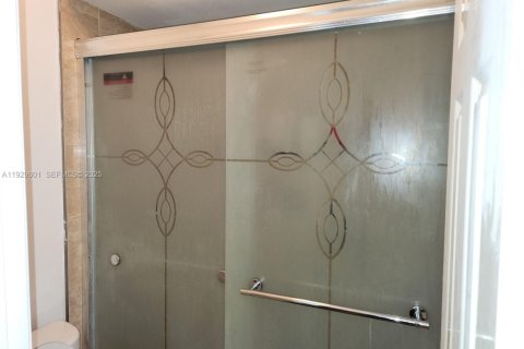 Condo in Miami, Florida, 2 bedrooms  № 1992014 - photo 23