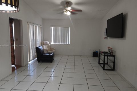 Condo in Miami, Florida, 2 bedrooms  № 1992014 - photo 13