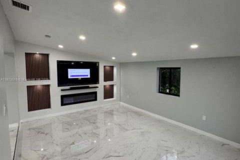 House in West Park, Florida 4 bedrooms № 1898139 - photo 4