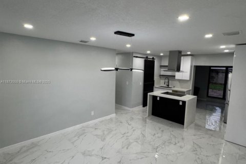 House in West Park, Florida 4 bedrooms № 1898139 - photo 9