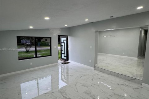 House in West Park, Florida 4 bedrooms № 1898139 - photo 3