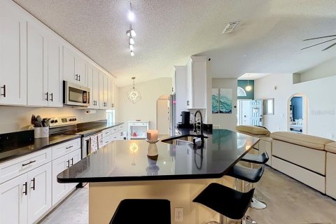 House in Apopka, Florida 3 bedrooms, 151.62 sq.m. № 2133355 - photo 13