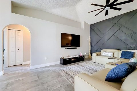 House in Apopka, Florida 3 bedrooms, 151.62 sq.m. № 2133355 - photo 5