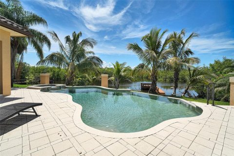 House in Seminole, Florida 5 bedrooms, 470.18 sq.m. № 1805460 - photo 2