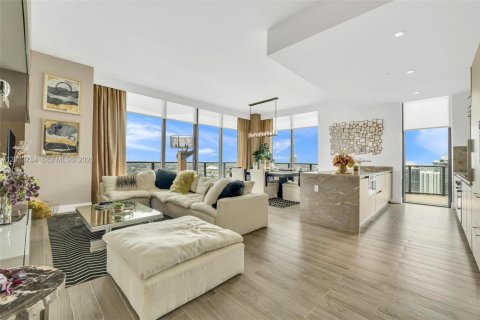 Condo in Miami, Florida, 3 bedrooms № 2185914 - photo 2