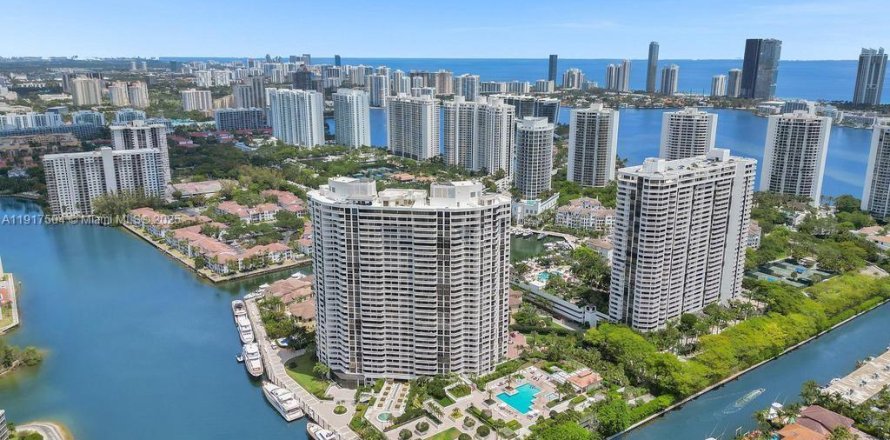 Condominio en Aventura, Florida, 3 dormitorios № 1973155