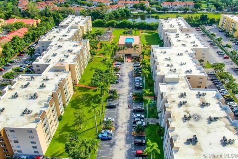 Condo in Hialeah, Florida, 2 bedrooms  № 2016889 - photo 2
