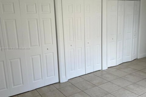 Condo in Hialeah, Florida, 2 bedrooms  № 2016889 - photo 11