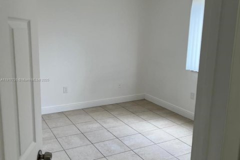 Condo in Hialeah, Florida, 2 bedrooms  № 2016889 - photo 9