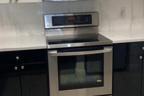 Condo in Hialeah, Florida, 2 bedrooms  № 2016889 - photo 4