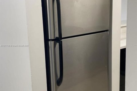 Condo in Hialeah, Florida, 2 bedrooms  № 2016889 - photo 8