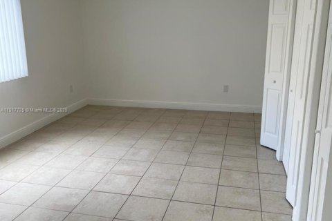 Condo in Hialeah, Florida, 2 bedrooms  № 2016889 - photo 14