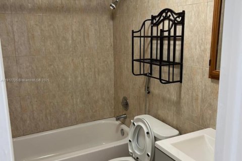 Condo in Hialeah, Florida, 2 bedrooms  № 2016889 - photo 15