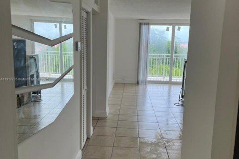 Condo in Hialeah, Florida, 2 bedrooms  № 2016889 - photo 7