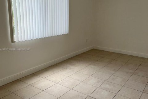 Condo in Hialeah, Florida, 2 bedrooms  № 2016889 - photo 10