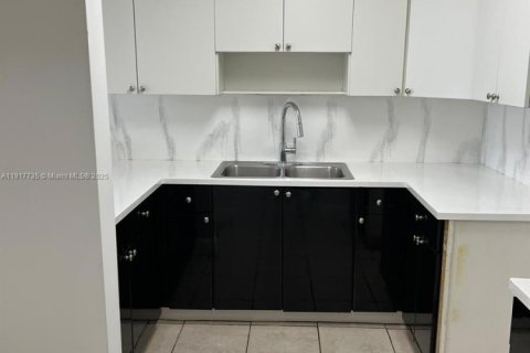 Condo in Hialeah, Florida, 2 bedrooms  № 2016889 - photo 6