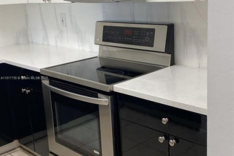 Condo in Hialeah, Florida, 2 bedrooms  № 2016889 - photo 5