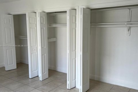 Condo in Hialeah, Florida, 2 bedrooms  № 2016889 - photo 13