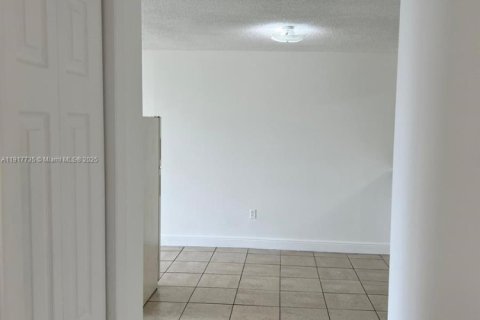 Condo in Hialeah, Florida, 2 bedrooms  № 2016889 - photo 12