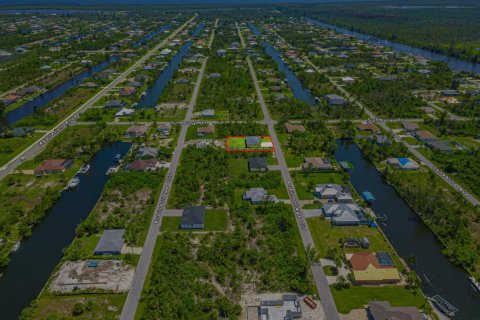 House in Port Charlotte, Florida 4 bedrooms, 167.22 sq.m. № 1055125 - photo 1