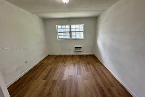 Condo in North Miami Beach, Florida, 1 bedroom  № 1845724 - photo 3