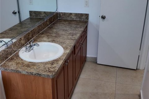 Снять в аренду квартиру в Катлер-Бей, Флорида 1 спальня, 40372.35м2, № 2004556 - фото 12