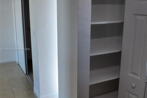 Снять в аренду квартиру в Катлер-Бей, Флорида 1 спальня, 40372.35м2, № 2004556 - фото 4