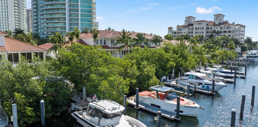 Casa en Aventura, Florida 3 dormitorios, 280.75 m2 № 1753789